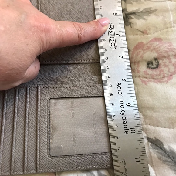 Michael Korrs Wallet - Picture 6 of 7